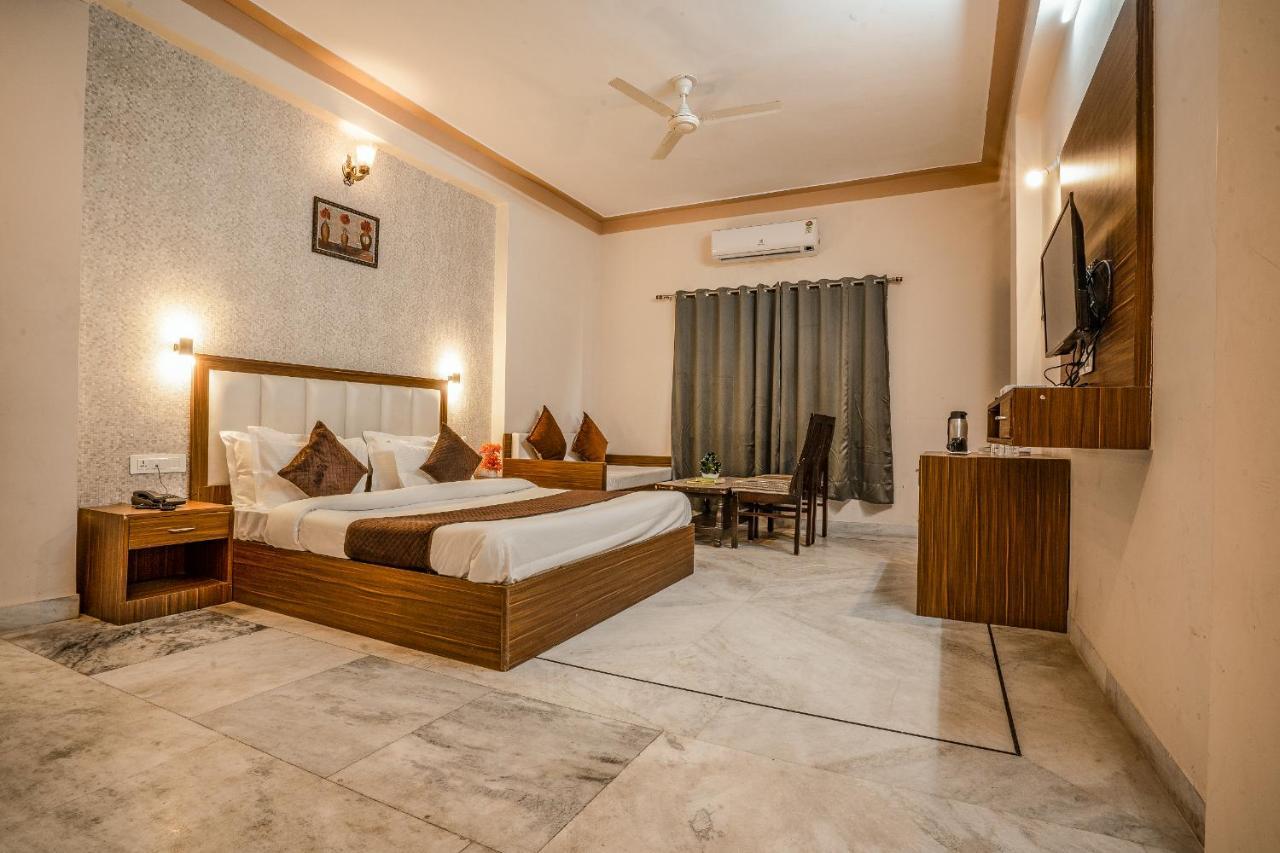 Tripli Udaipur Hotel Kültér fotó