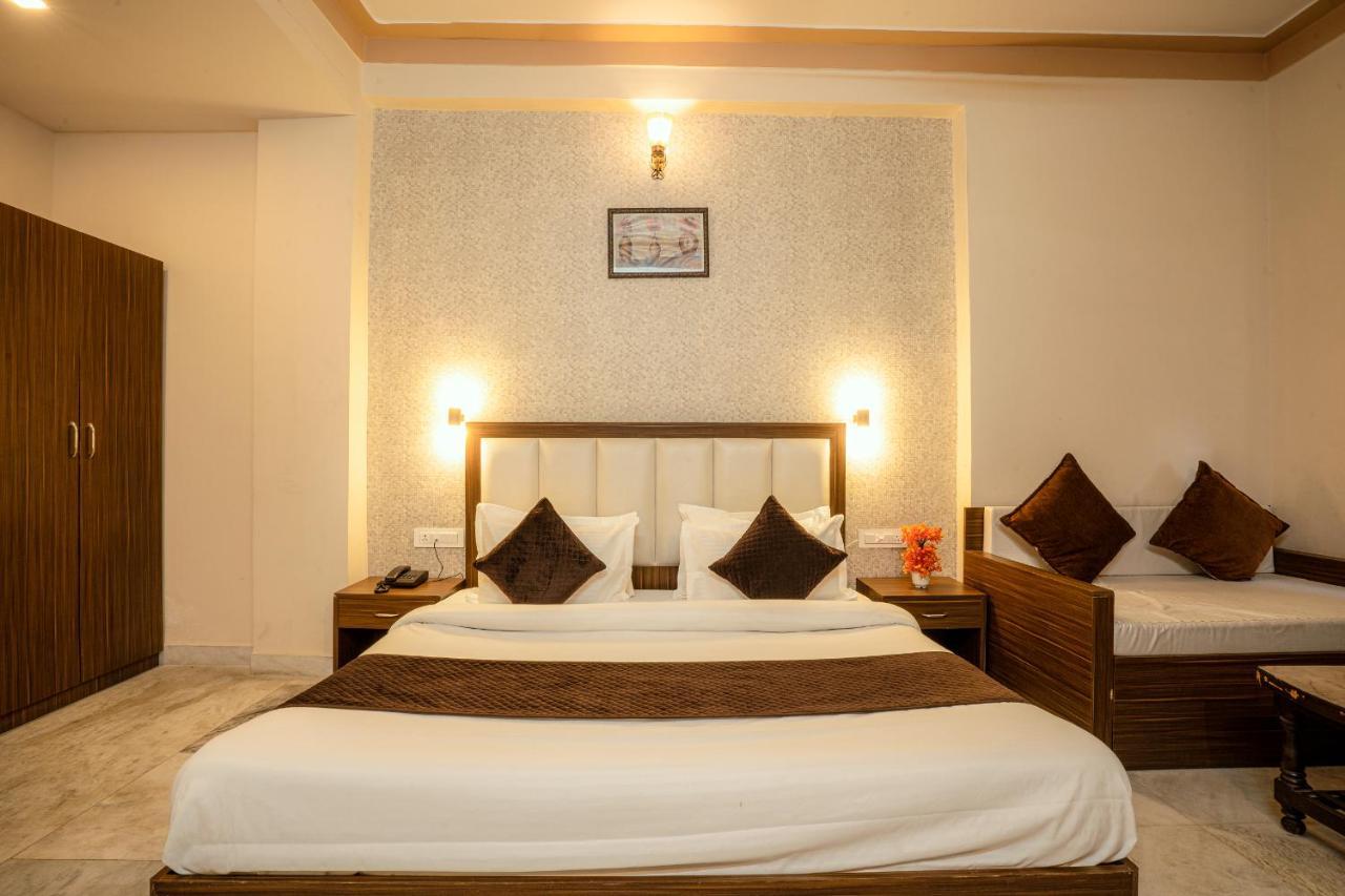 Tripli Udaipur Hotel Kültér fotó