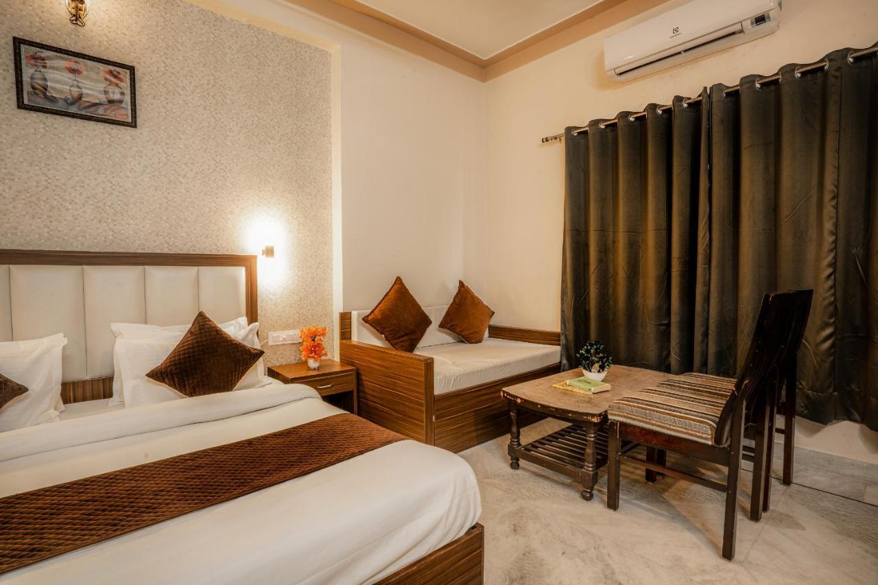 Tripli Udaipur Hotel Kültér fotó