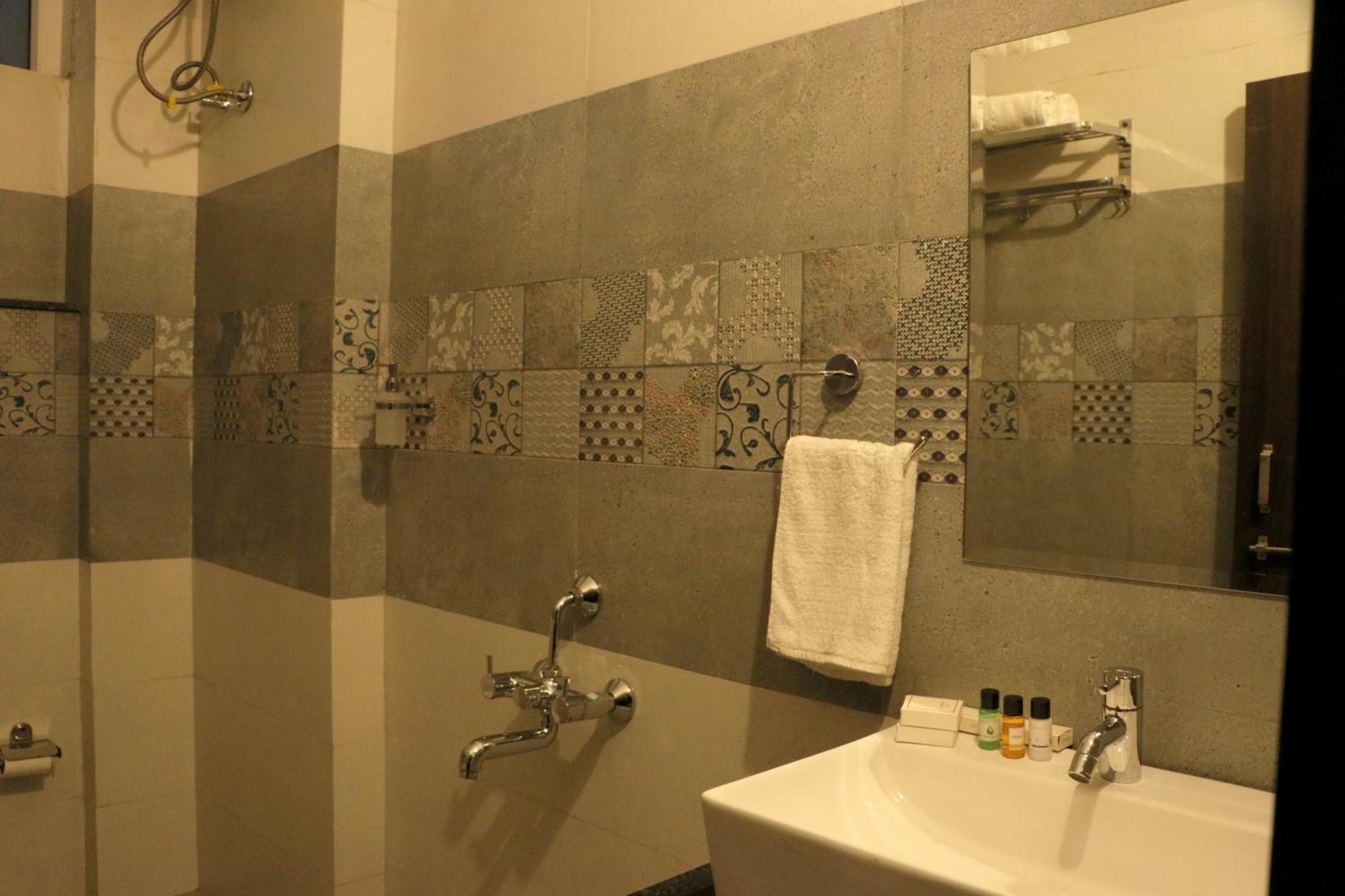 Tripli Udaipur Hotel Kültér fotó